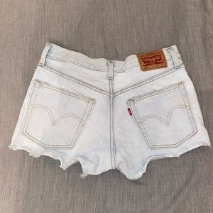 Levi 501 mid rise light wash embroidered short